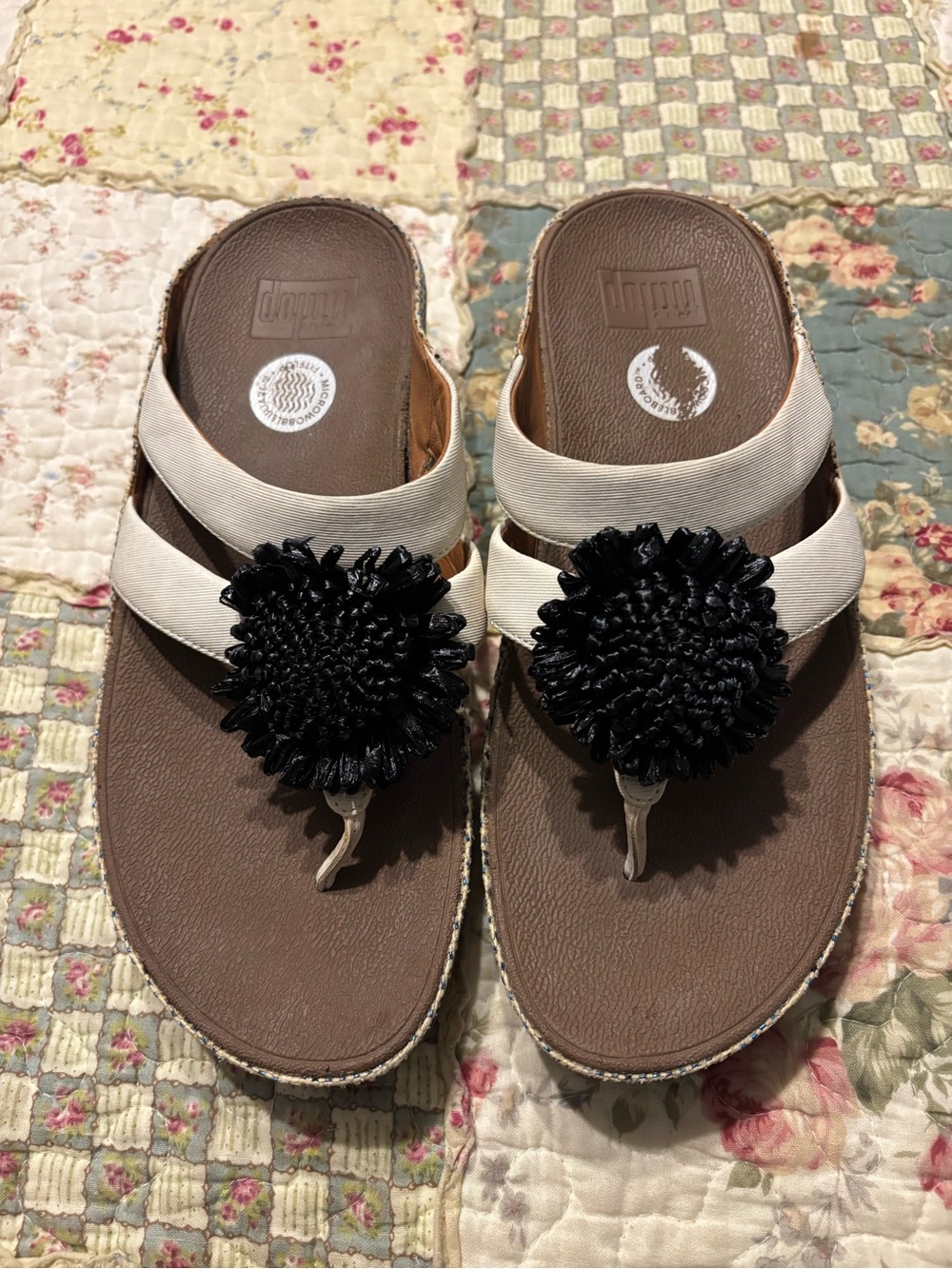 FitFlop White Floral-Accent Thong Sandals for Women - Comfort Footbed size 8
